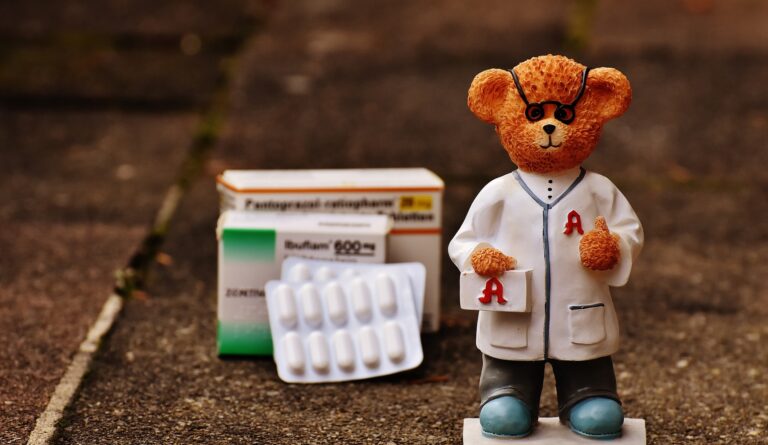 Apotheker-Bärenfigur mit Medikamenten im Hintergrund