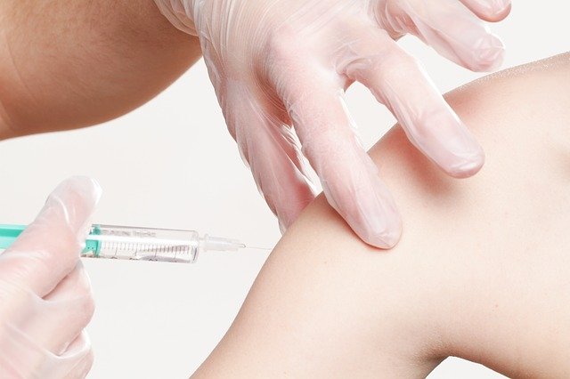 Impfung: Spritze im Arm